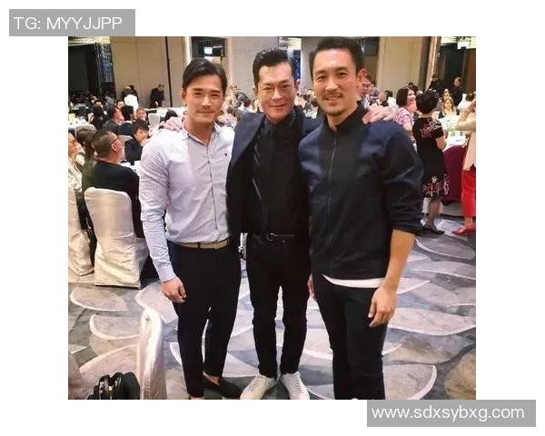 足球传奇同框再现昔日风采 老球星重聚场上激荡回忆