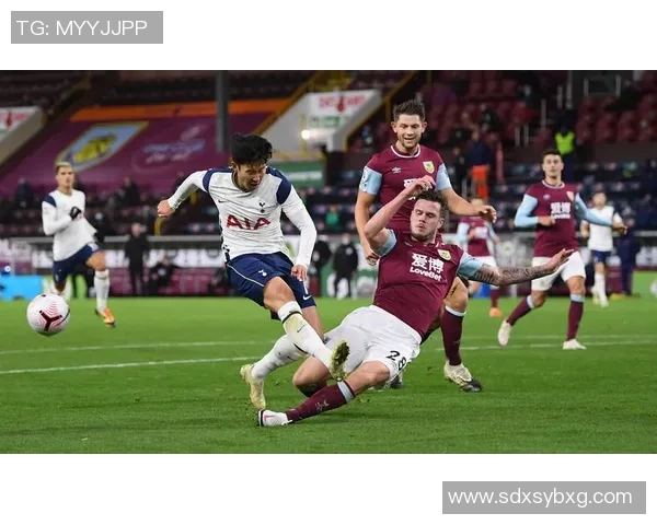 足球球星防守技巧揭秘 如何通过精确位置和判断力打破进攻威胁 足球球星防守技巧揭秘 如何通过精确位置和判断力打破进攻威胁